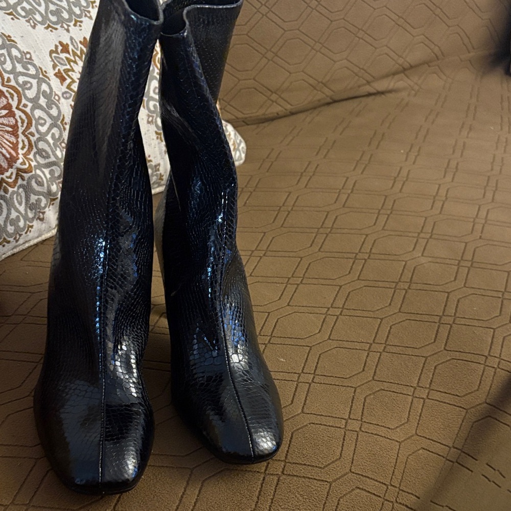 Leather Elegant Black Snakeskin Women's Boots sz 41. /10 with zipper in back.